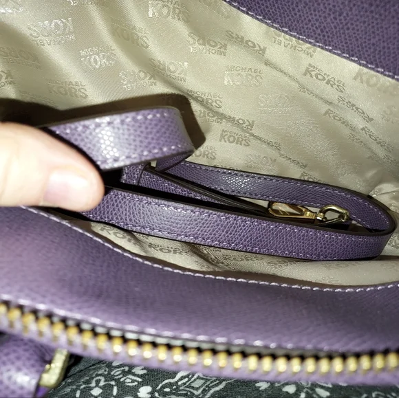 Micheal Kors Purse - Picture 4 of 6